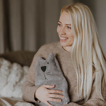 Lade das Bild in den Galerie-Viewer, Cute hot water bottle with animal cover, 100% cotton- feet, bed warmer, period cramps, tummy ache, indigestion- with a size of 2 litre. cute cat bed

